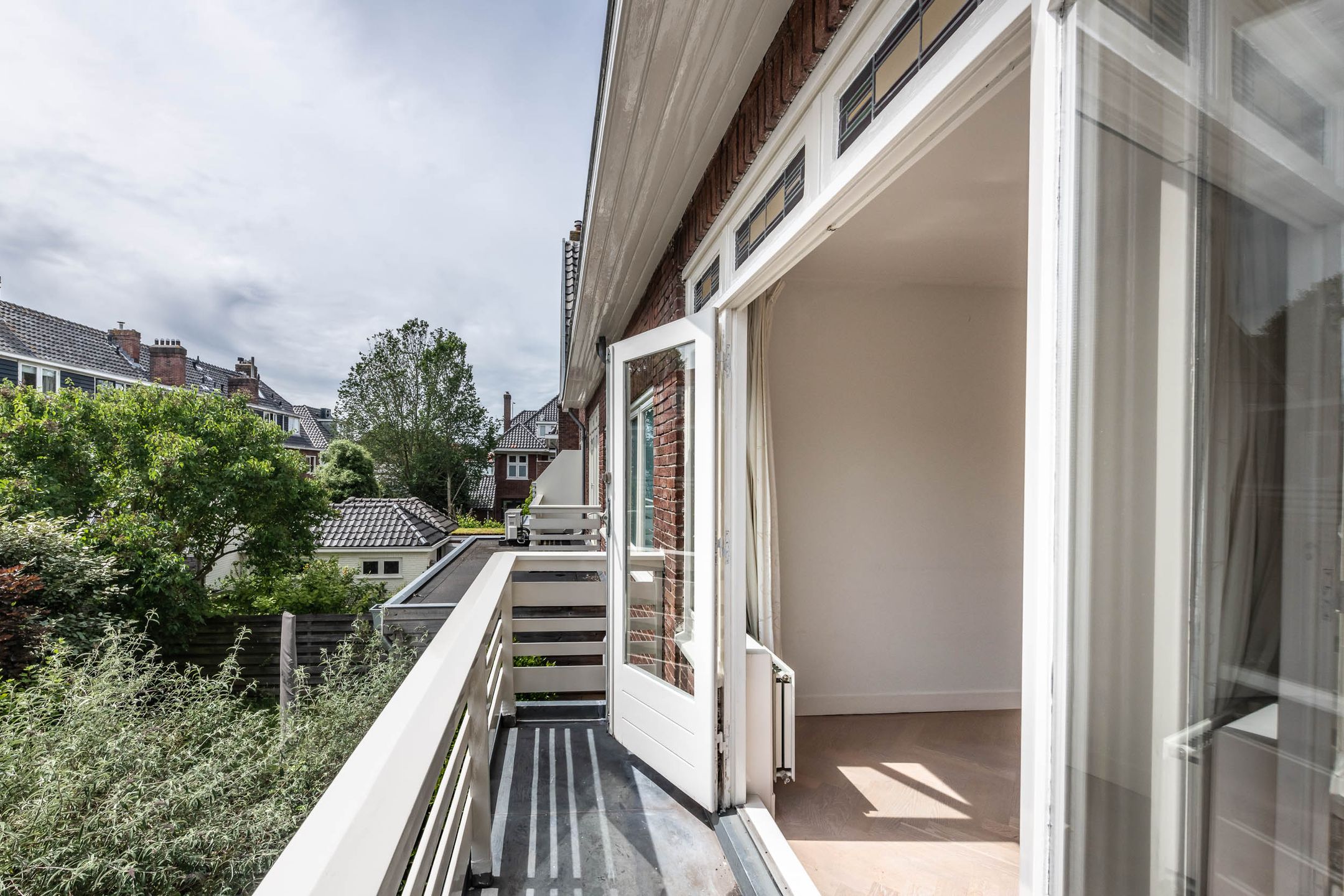 Spacious 1930s Family Home with Five Bedrooms and South-Facing Garden in Overveen — 21