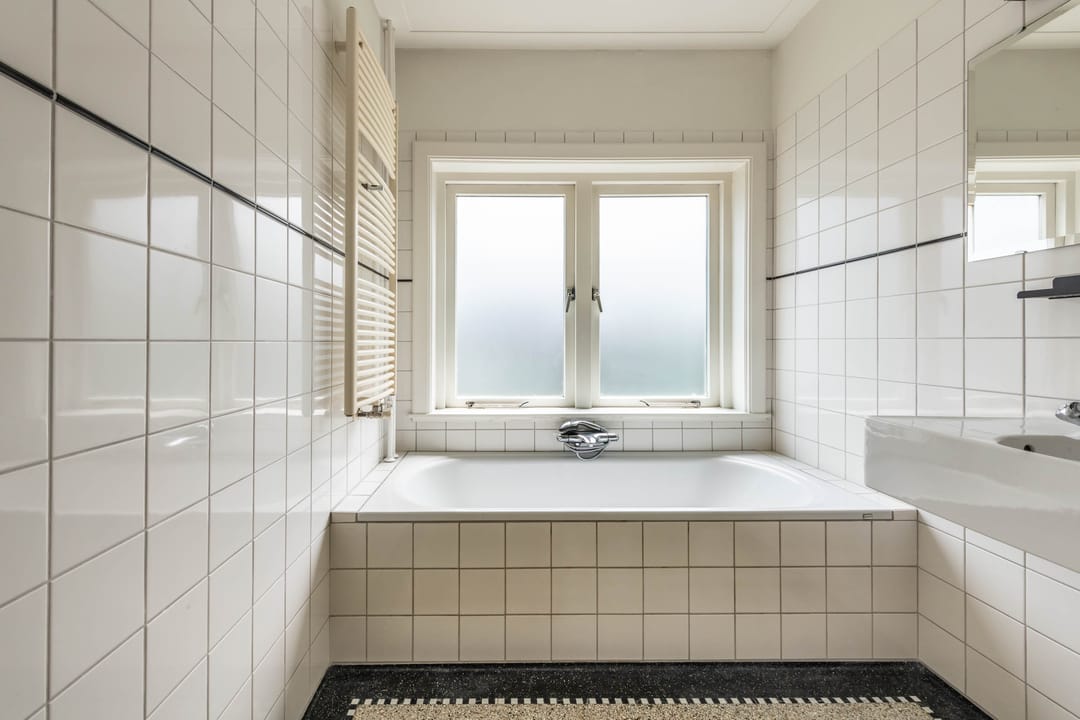 Spacious 1930s Family Home with Five Bedrooms and South-Facing Garden in Overveen — 23