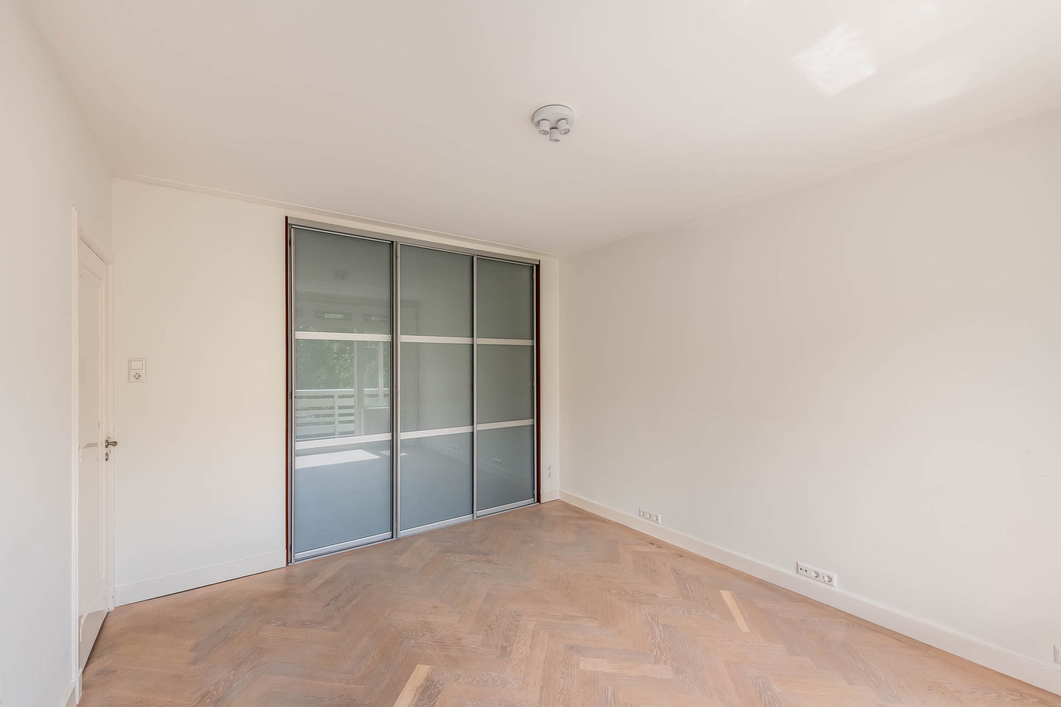 Spacious 1930s Family Home with Five Bedrooms and South-Facing Garden in Overveen — 18