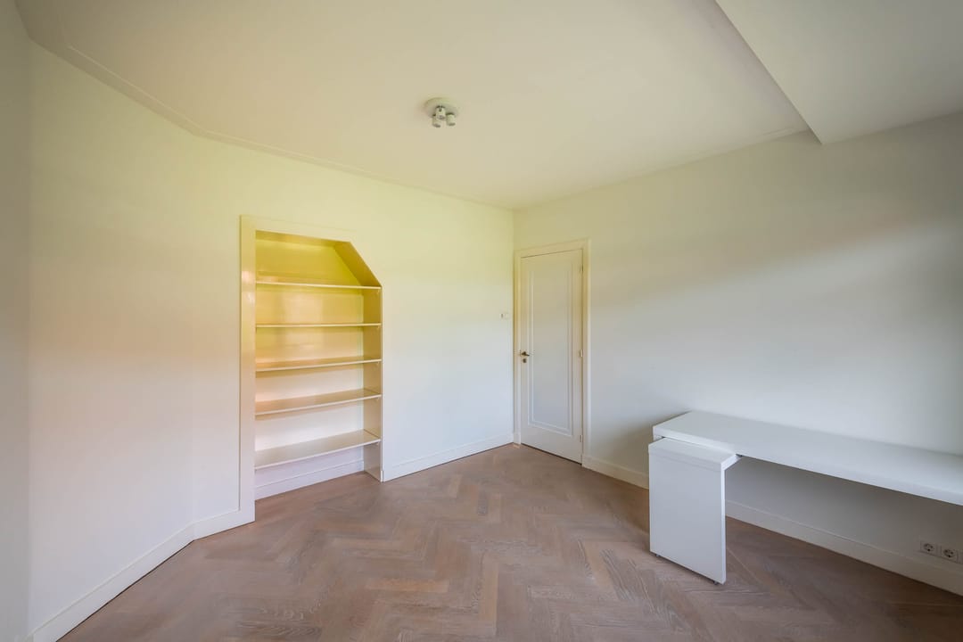 Spacious 1930s Family Home with Five Bedrooms and South-Facing Garden in Overveen — 17