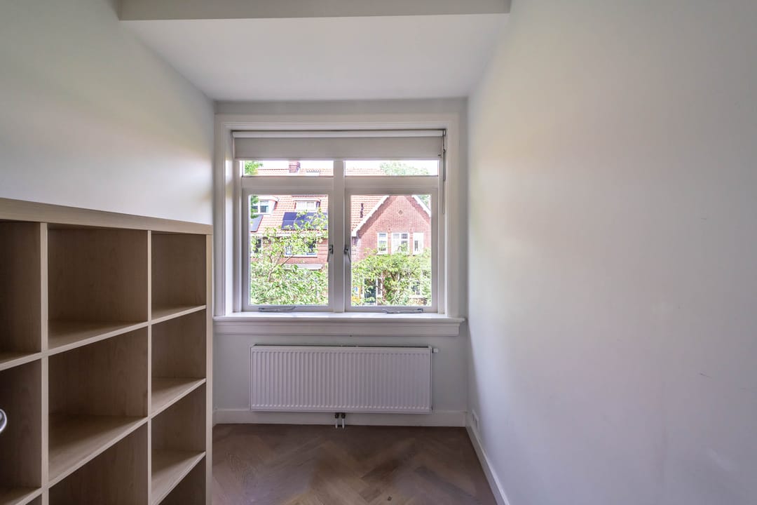 Spacious 1930s Family Home with Five Bedrooms and South-Facing Garden in Overveen — 22