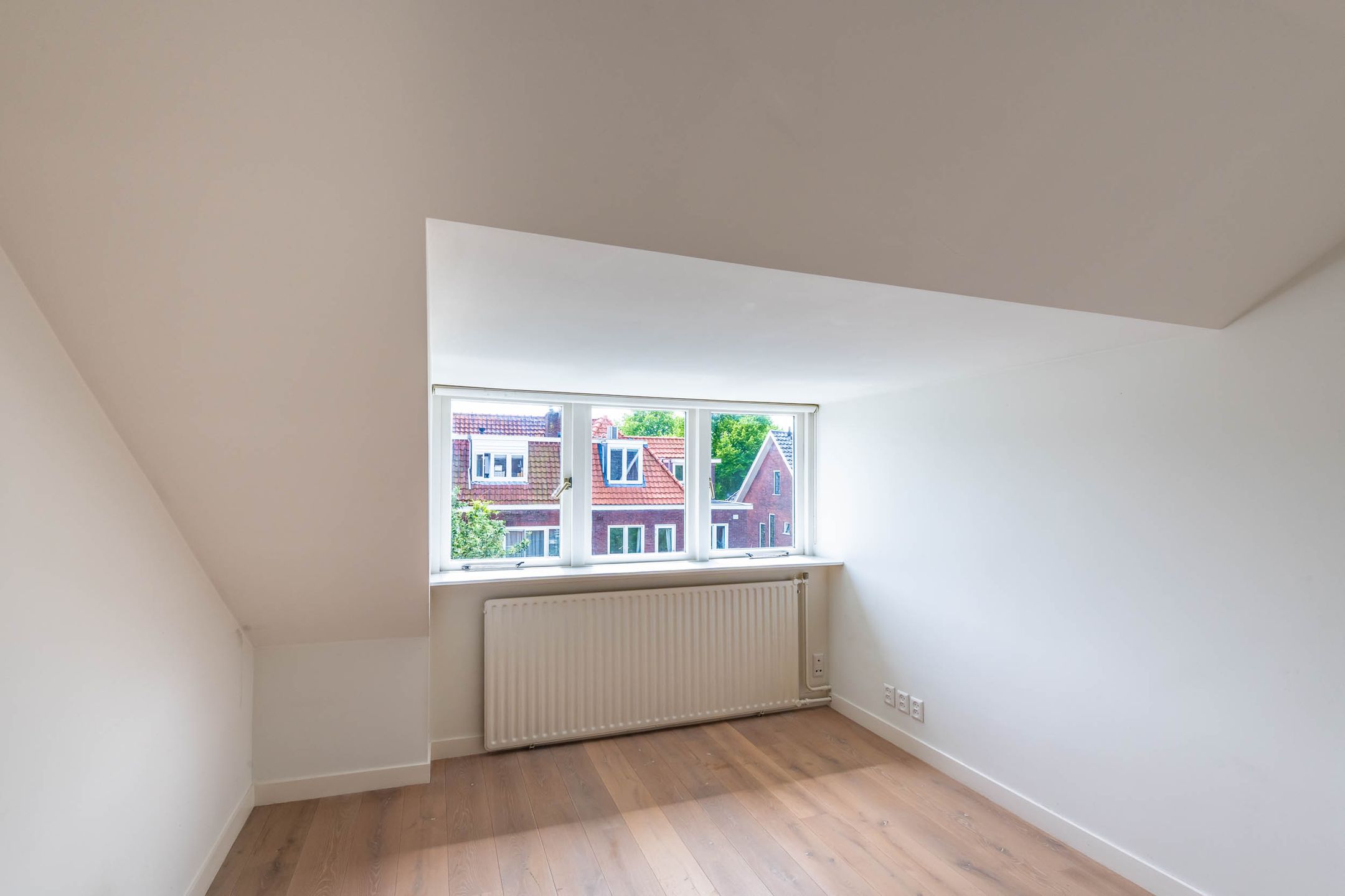 Spacious 1930s Family Home with Five Bedrooms and South-Facing Garden in Overveen — 27