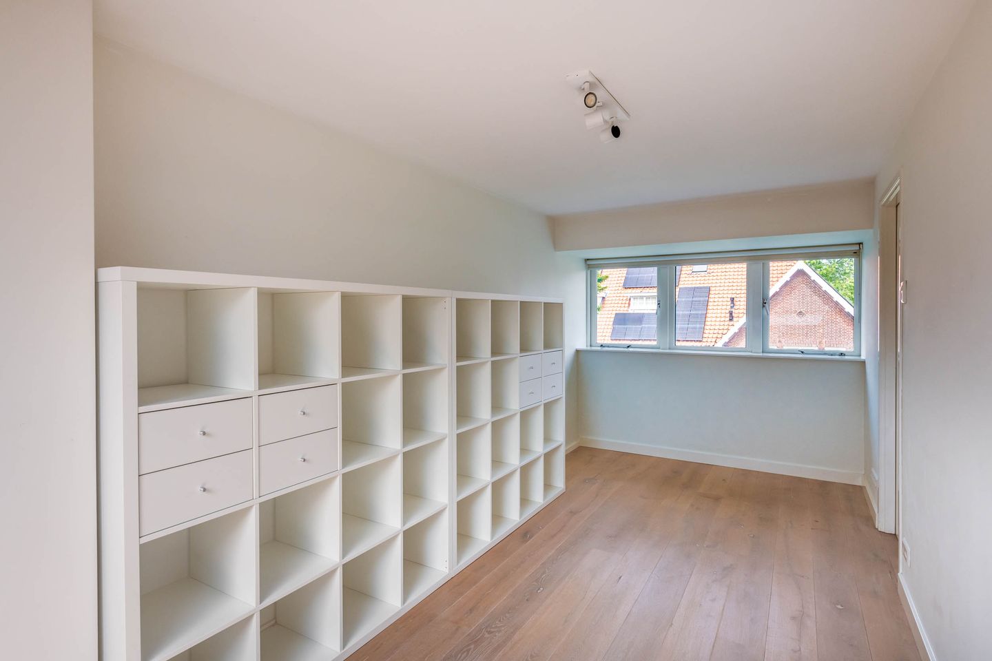 Spacious 1930s Family Home with Five Bedrooms and South-Facing Garden in Overveen — 29