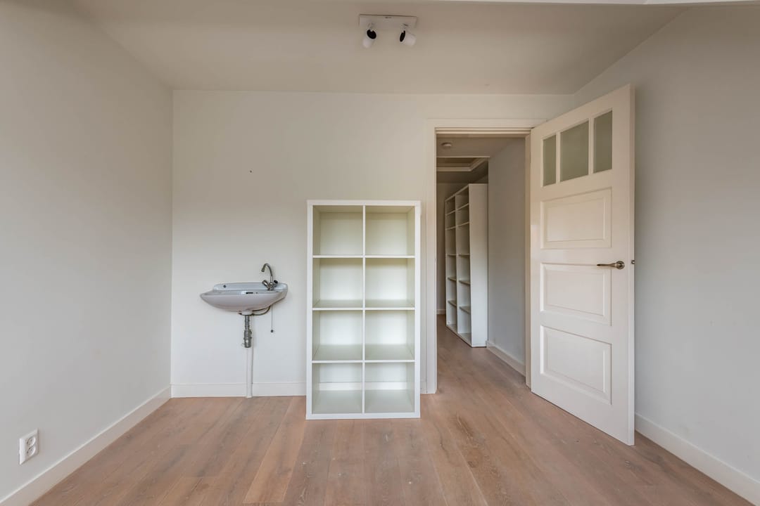 Spacious 1930s Family Home with Five Bedrooms and South-Facing Garden in Overveen — 28