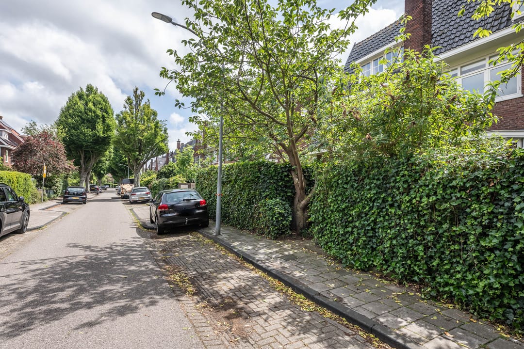 Spacious 1930s Family Home with Five Bedrooms and South-Facing Garden in Overveen — 32