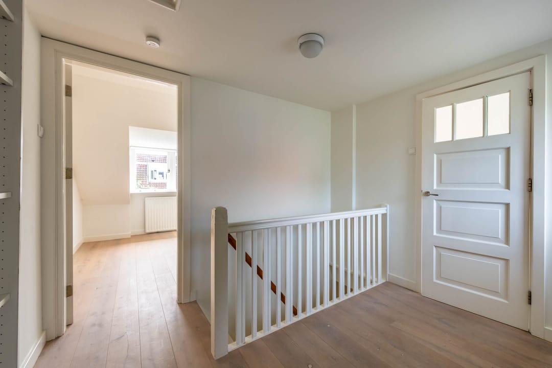 Spacious 1930s Family Home with Five Bedrooms and South-Facing Garden in Overveen — 26