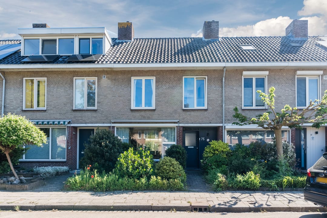 Extended Family Home with Four Bedrooms and Deep Garden in Child-Friendly Akert District