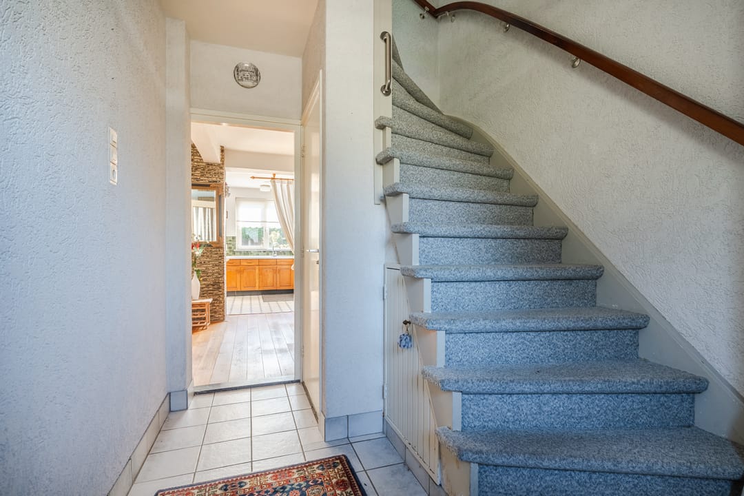 Extended Family Home with Four Bedrooms and Deep Garden in Child-Friendly Akert District — 8