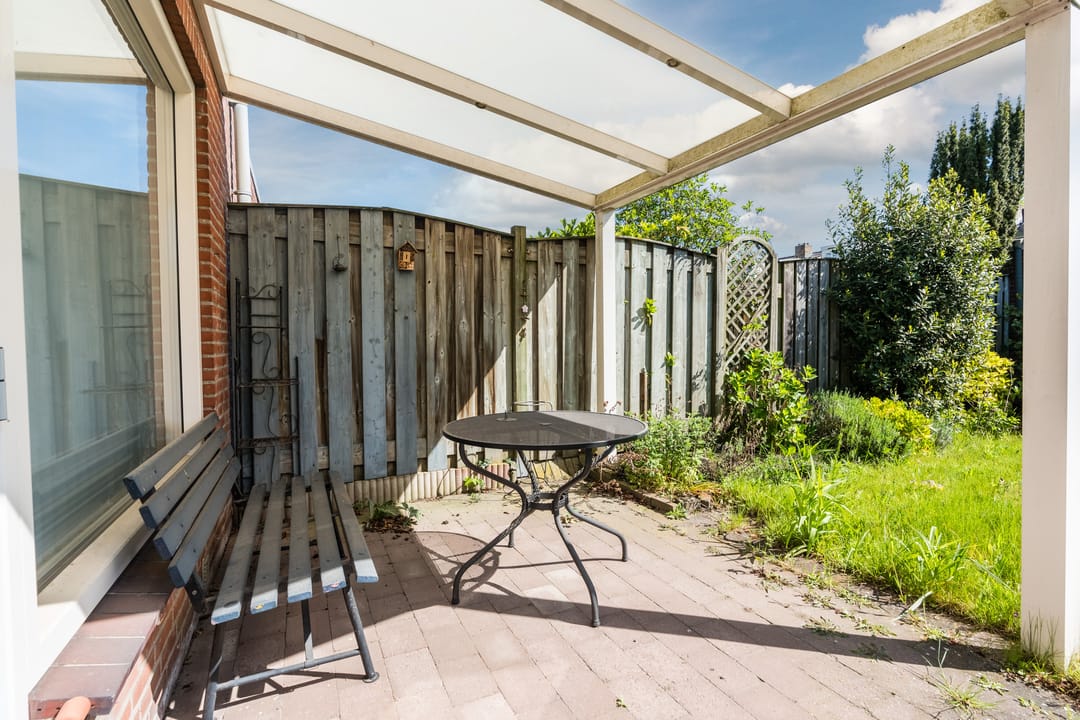 Extended Family Home with Four Bedrooms and Deep Garden in Child-Friendly Akert District — 32