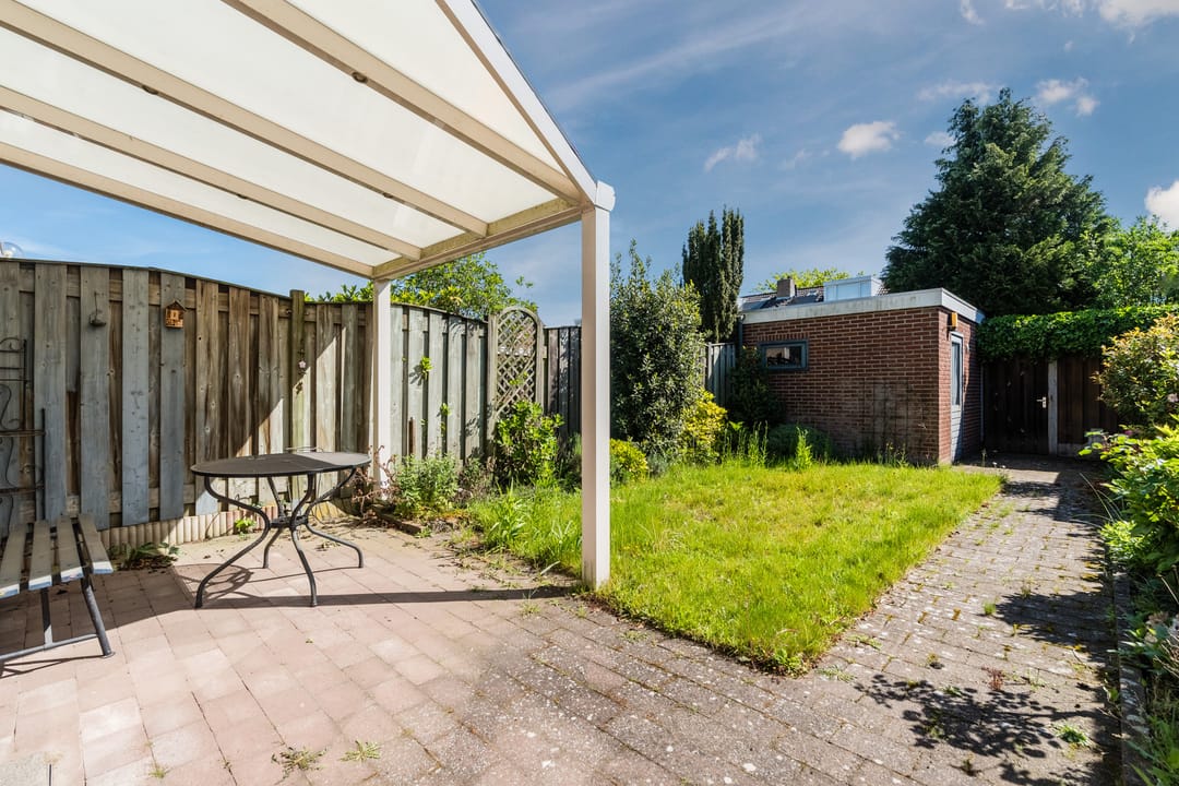 Extended Family Home with Four Bedrooms and Deep Garden in Child-Friendly Akert District — 31