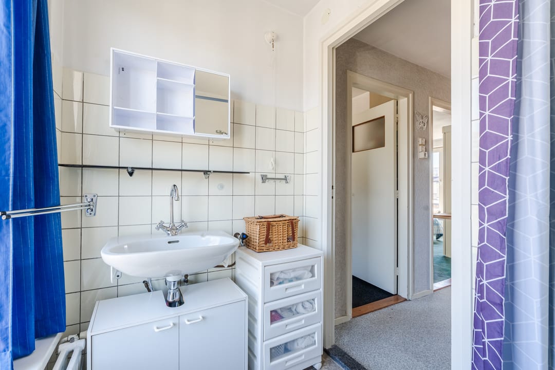 Extended Family Home with Four Bedrooms and Deep Garden in Child-Friendly Akert District — 26
