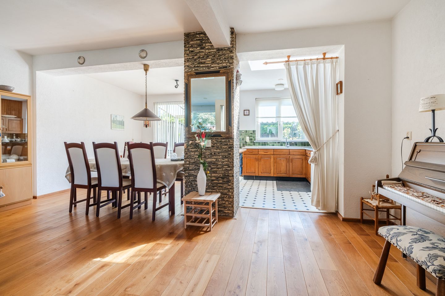 Extended Family Home with Four Bedrooms and Deep Garden in Child-Friendly Akert District — 14