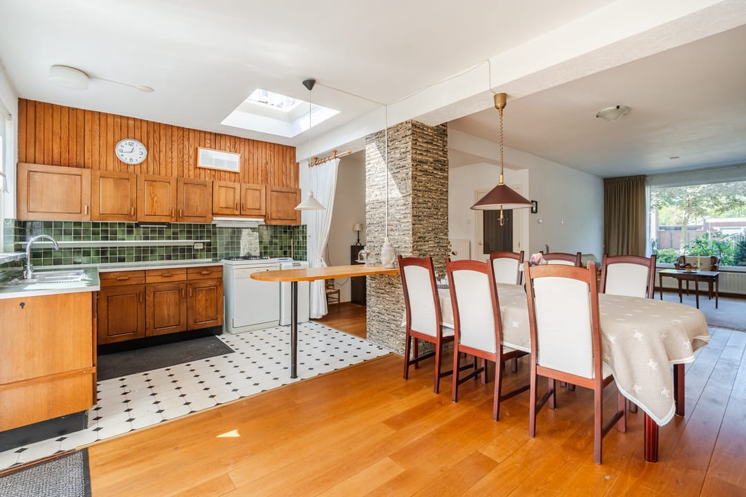 Extended Family Home with Four Bedrooms and Deep Garden in Child-Friendly Akert District — 16