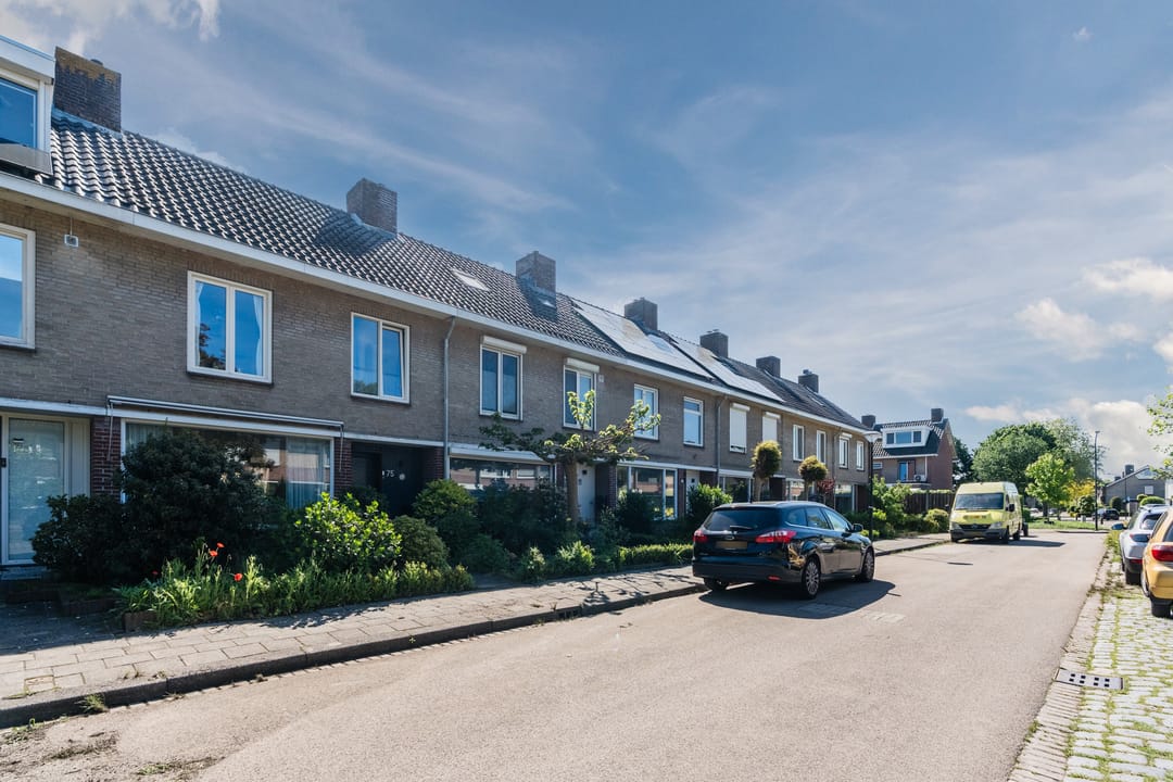 Extended Family Home with Four Bedrooms and Deep Garden in Child-Friendly Akert District — 7