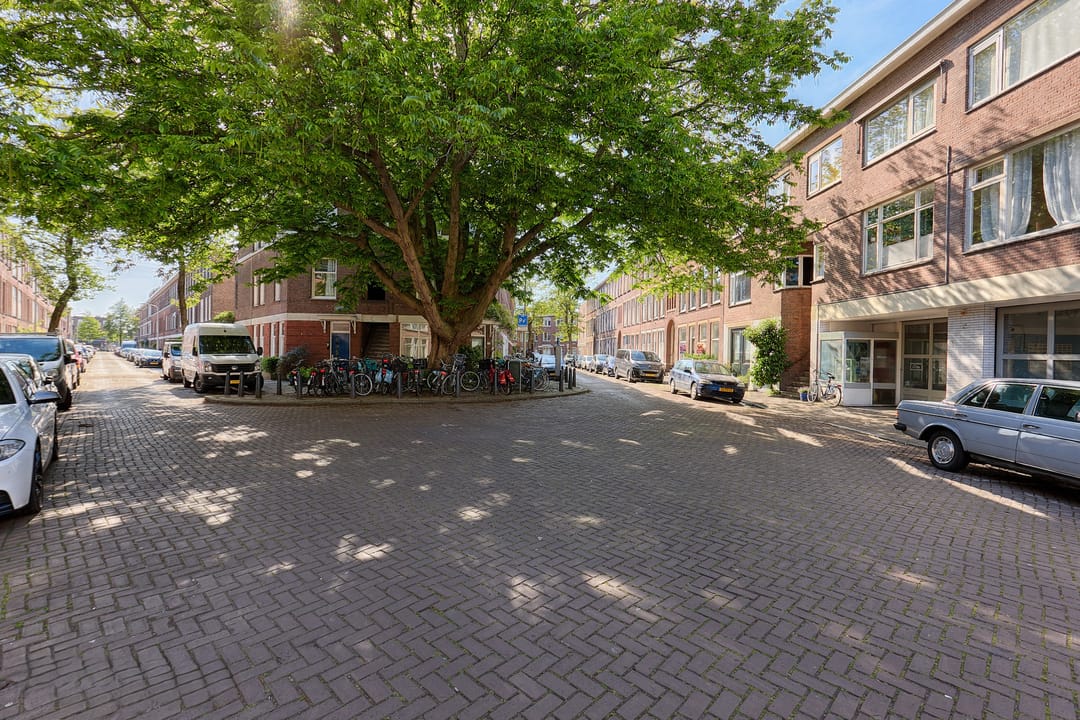 Spacious four bedroom apartment in Bomenbuurt, The Hague — 22