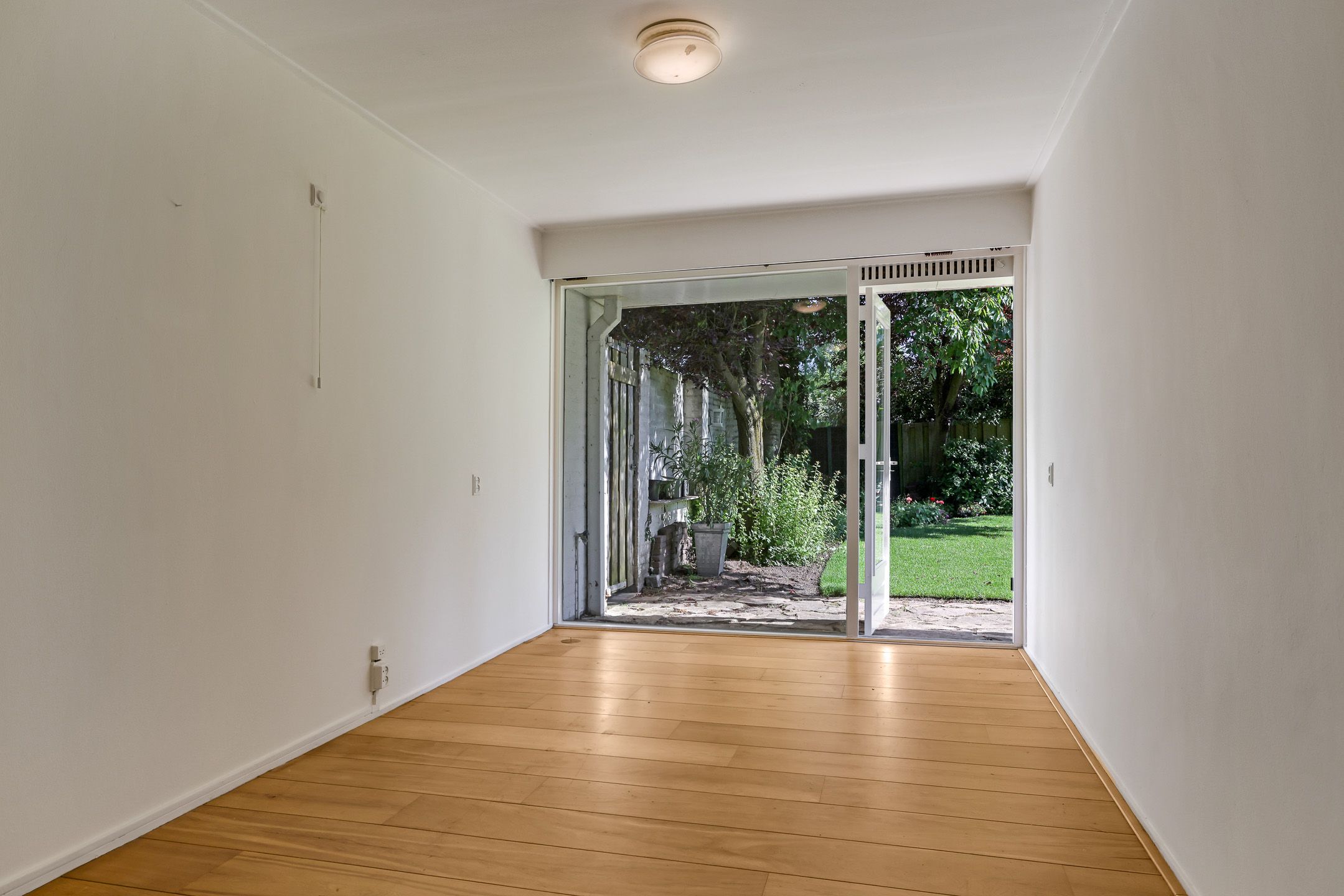 Spacious Semi-Bungalow with Sunny Garden and Attached Garage Near Zilverkamp — 18