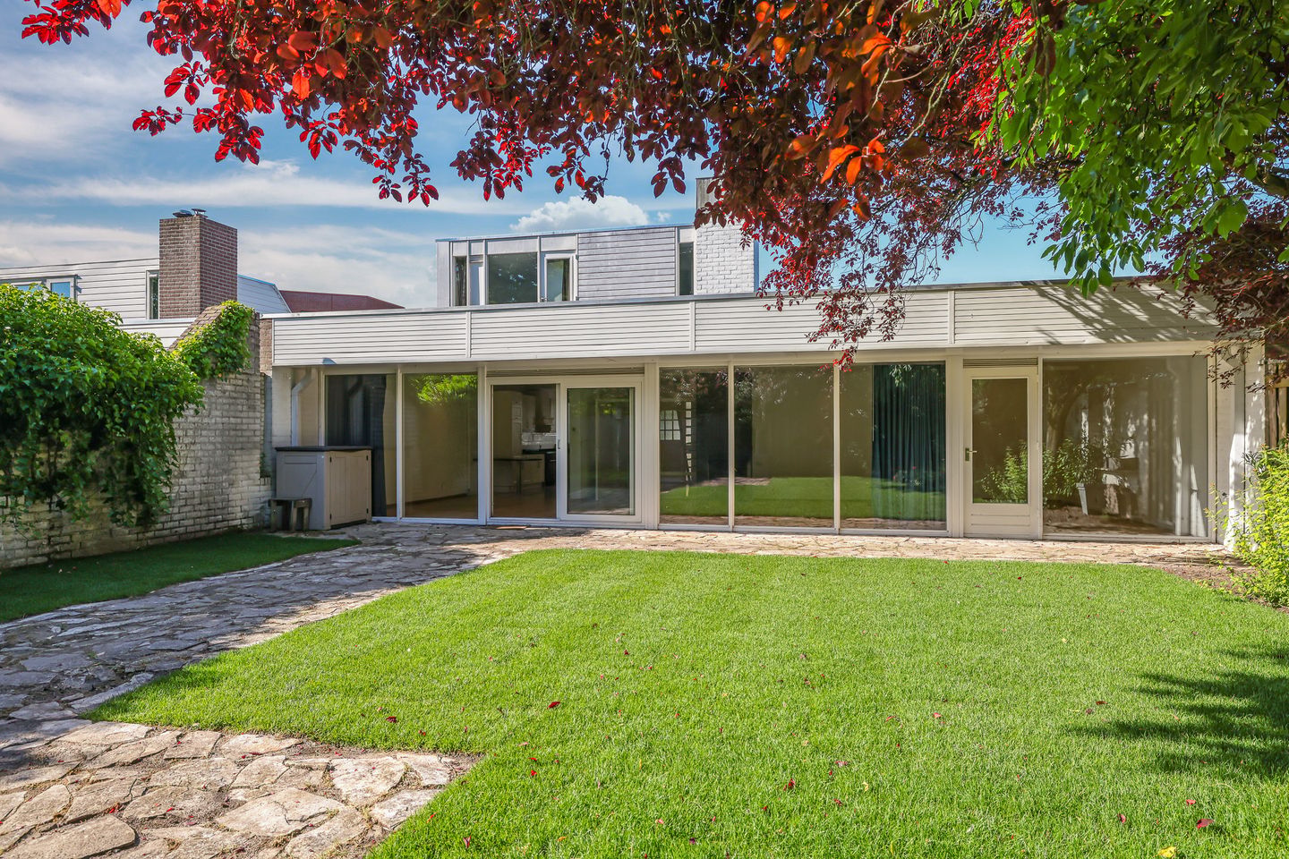 Spacious Semi-Bungalow with Sunny Garden and Attached Garage Near Zilverkamp — 34