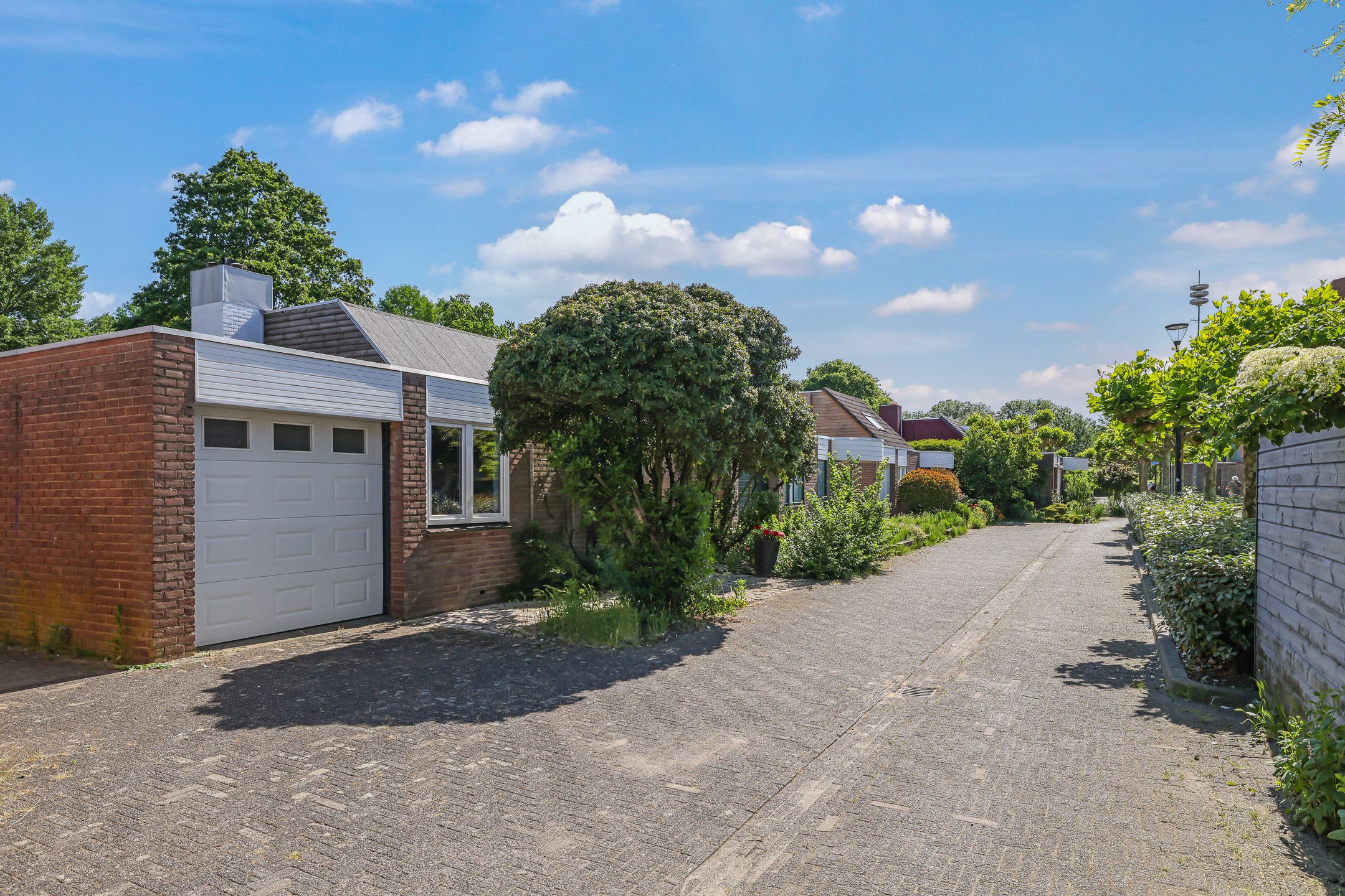 Spacious Semi-Bungalow with Sunny Garden and Attached Garage Near Zilverkamp — 36
