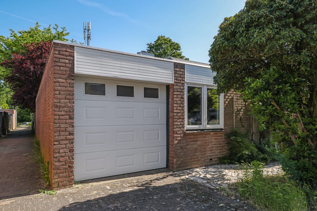 Spacious Semi-Bungalow with Sunny Garden and Attached Garage Near Zilverkamp — 28