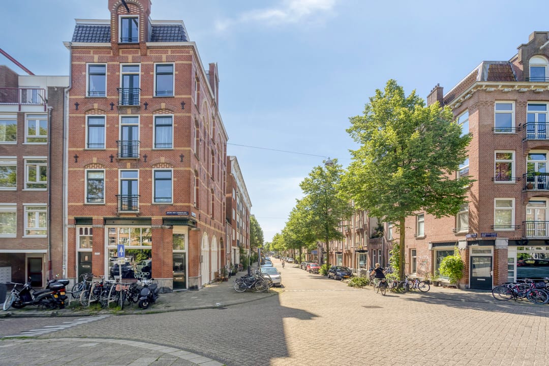 Charming Canal-View Apartment with Original Period Features in Oud-West — 31