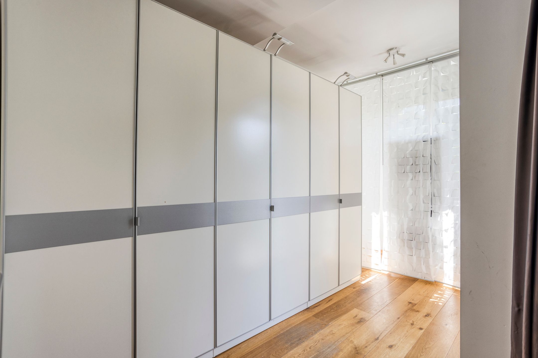 Charming Canal-View Apartment with Original Period Features in Oud-West — 24