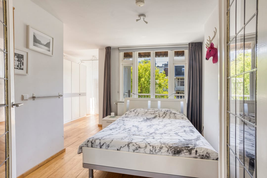 Charming Canal-View Apartment with Original Period Features in Oud-West — 22