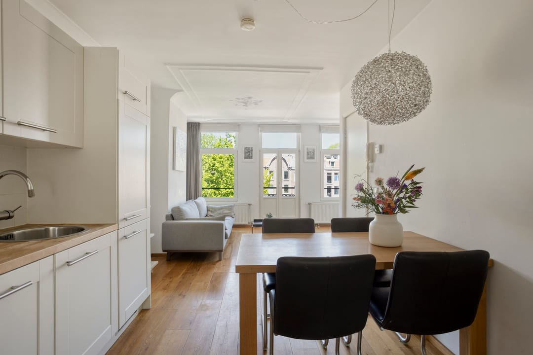 Charming Canal-View Apartment with Original Period Features in Oud-West — 16