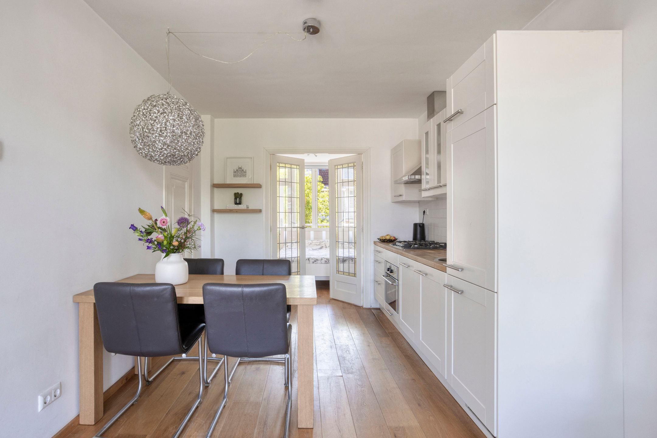 Charming Canal-View Apartment with Original Period Features in Oud-West — 15