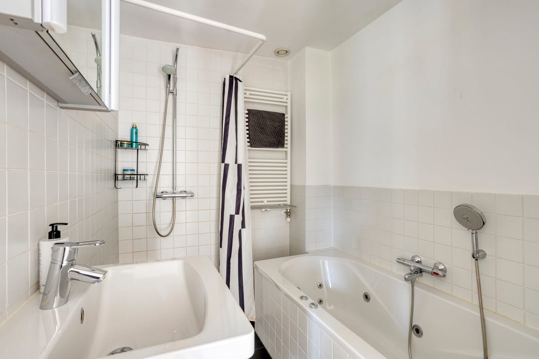 Charming Canal-View Apartment with Original Period Features in Oud-West — 26