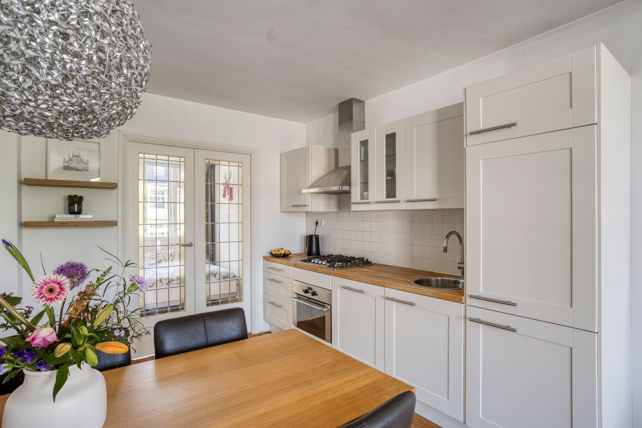Charming Canal-View Apartment with Original Period Features in Oud-West — 18