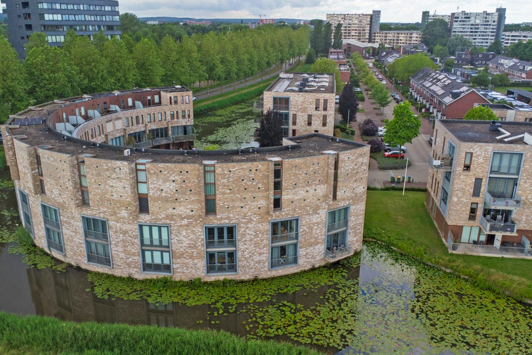 Spacious Bastion House with Water Views and Sunlight at Every Moment — 43