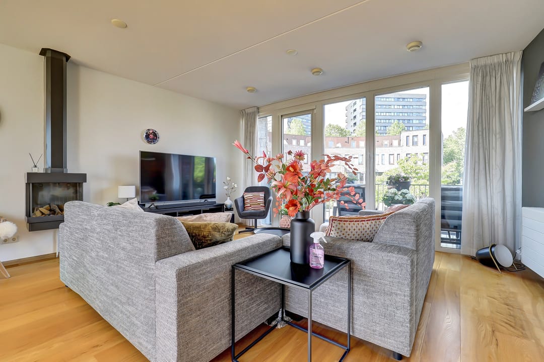 Spacious Bastion House with Water Views and Sunlight at Every Moment — 13