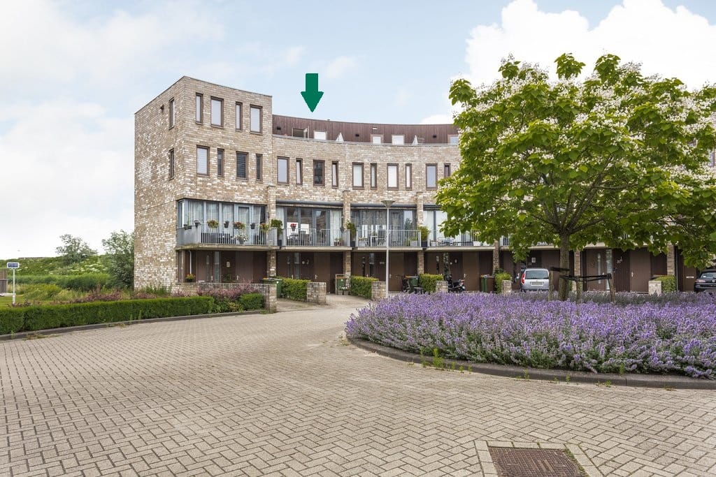 Spacious Bastion House with Water Views and Sunlight at Every Moment