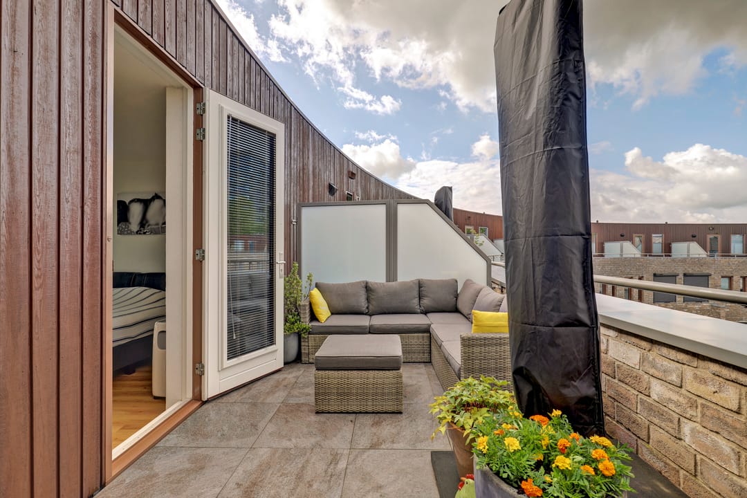 Spacious Bastion House with Water Views and Sunlight at Every Moment — 37