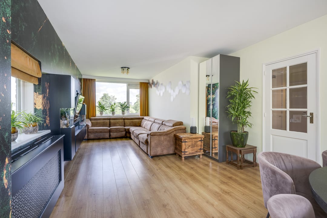 Modern Corner Apartment with Two Balconies in Green Voorschoten — 11