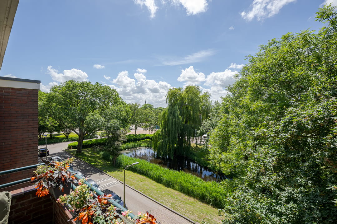 Modern Corner Apartment with Two Balconies in Green Voorschoten — 22