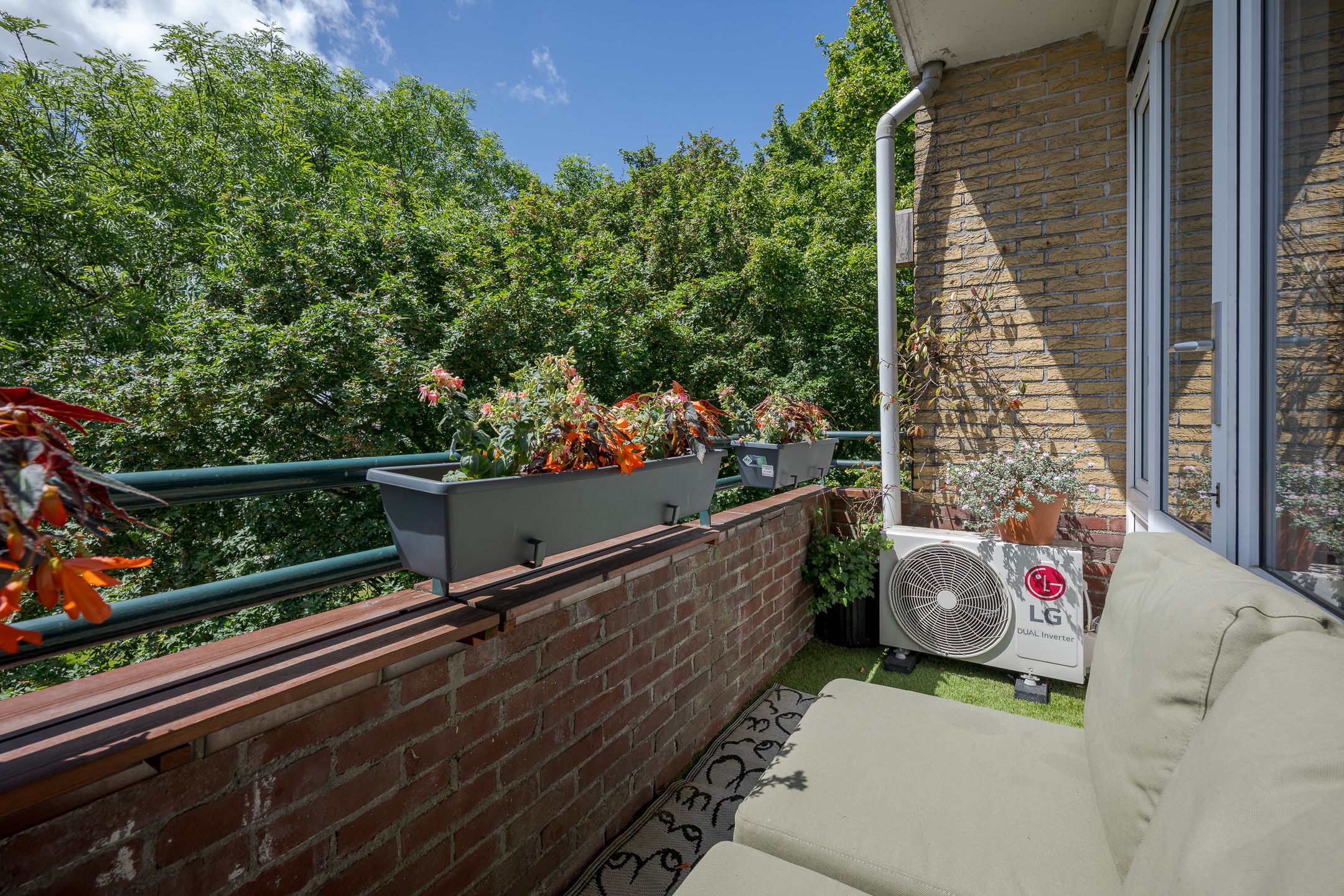 Modern Corner Apartment with Two Balconies in Green Voorschoten — 21