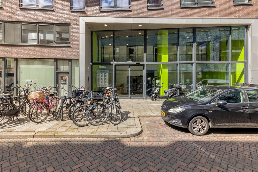 Stylish 3-Room Apartment with City Views in Rotterdam Centre — 23