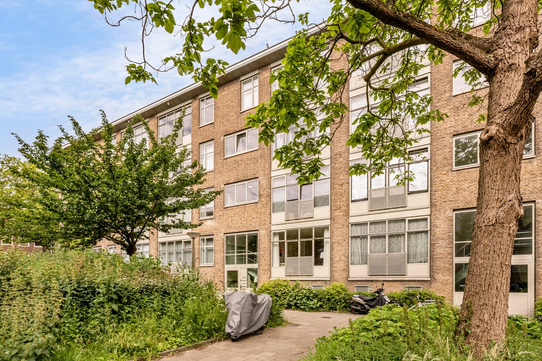 Bright Renovated 2 Bedroom Apartment with Balcony