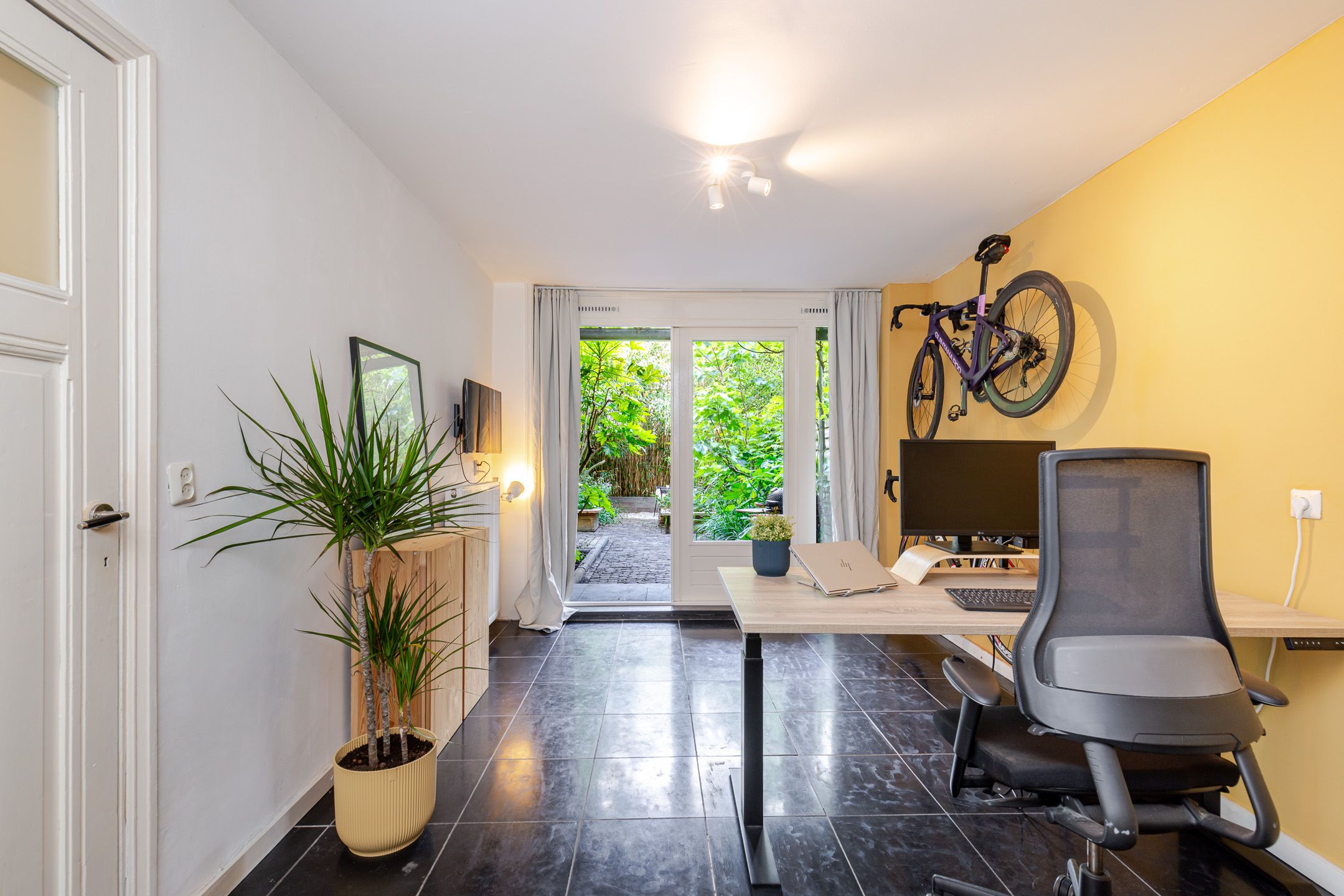 Spacious Ground Floor Apartment with Sunny Southwest Garden in Characteristic Rotterdam Neighborhood — 36