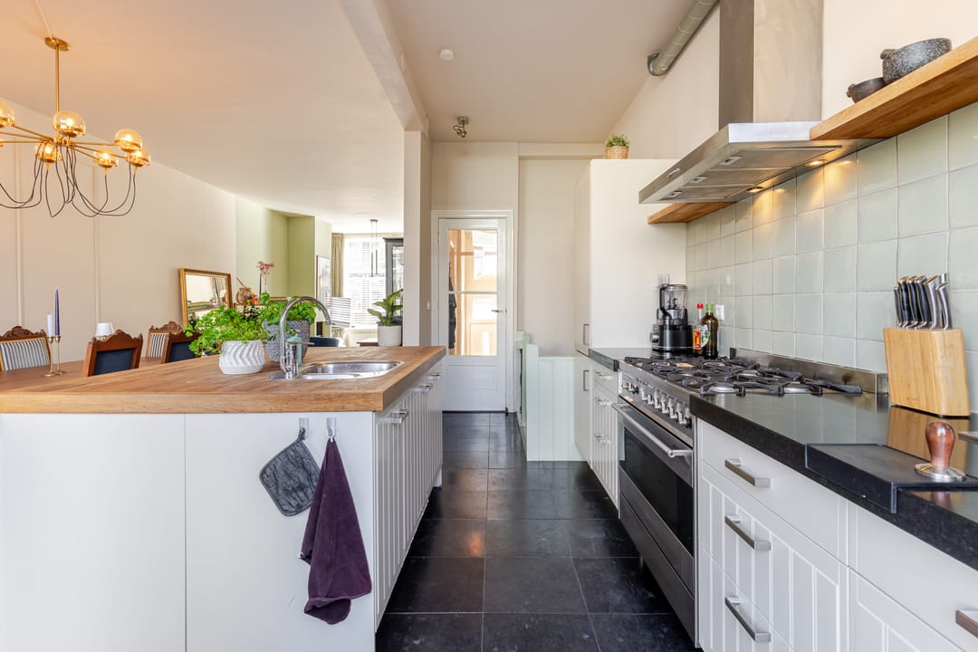 Spacious Ground Floor Apartment with Sunny Southwest Garden in Characteristic Rotterdam Neighborhood — 16
