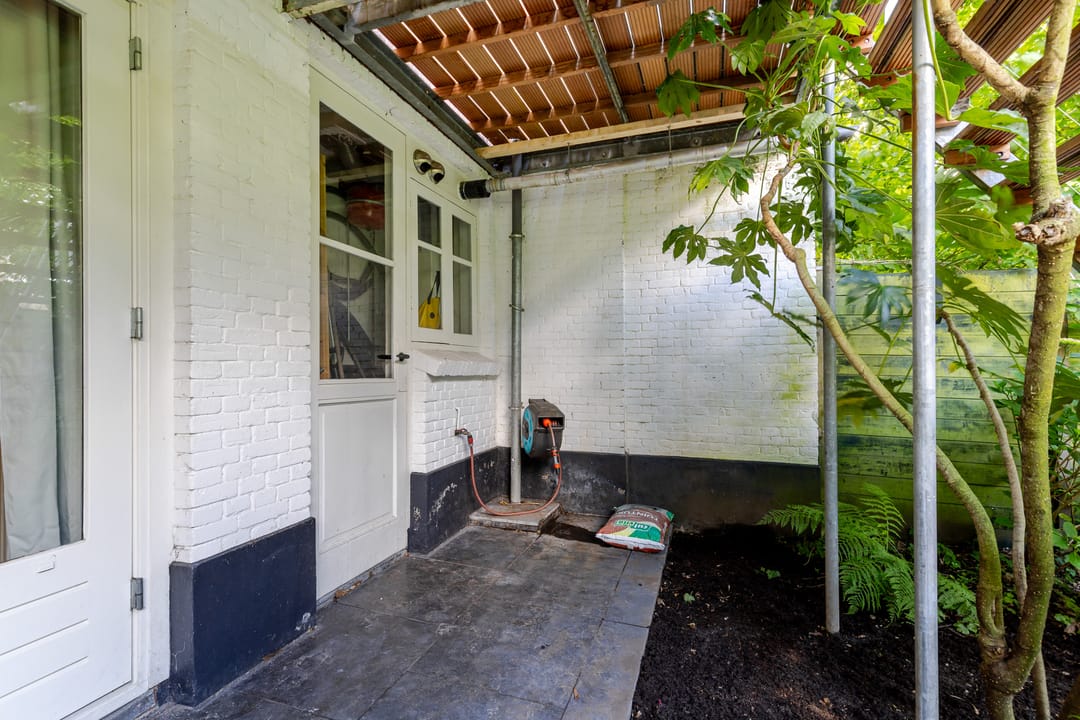 Spacious Ground Floor Apartment with Sunny Southwest Garden in Characteristic Rotterdam Neighborhood — 38