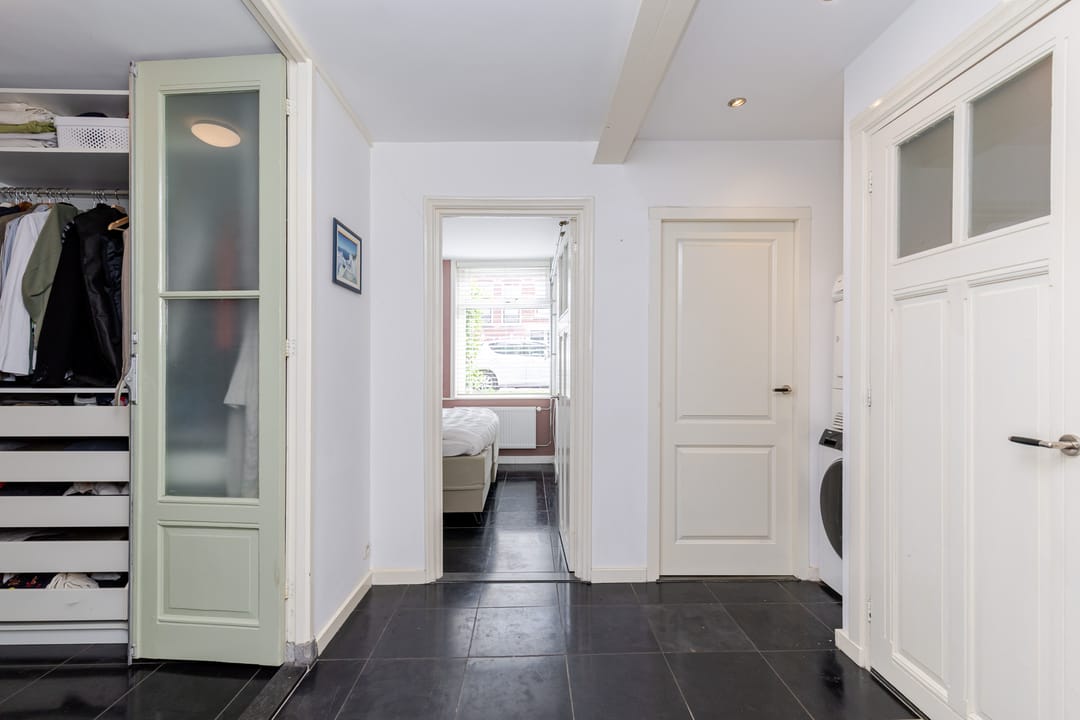 Spacious Ground Floor Apartment with Sunny Southwest Garden in Characteristic Rotterdam Neighborhood — 32