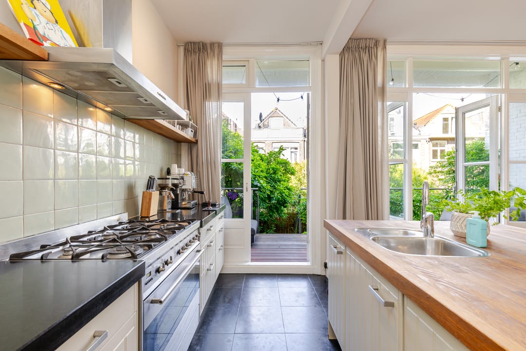Spacious Ground Floor Apartment with Sunny Southwest Garden in Characteristic Rotterdam Neighborhood — 17