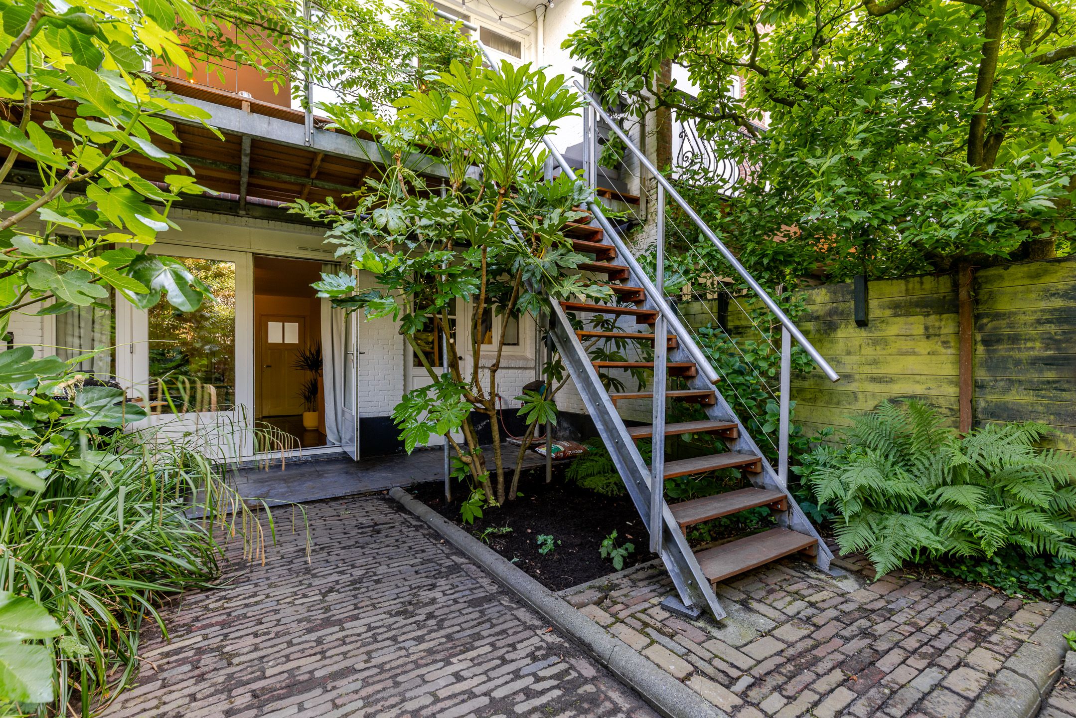 Spacious Ground Floor Apartment with Sunny Southwest Garden in Characteristic Rotterdam Neighborhood — 39
