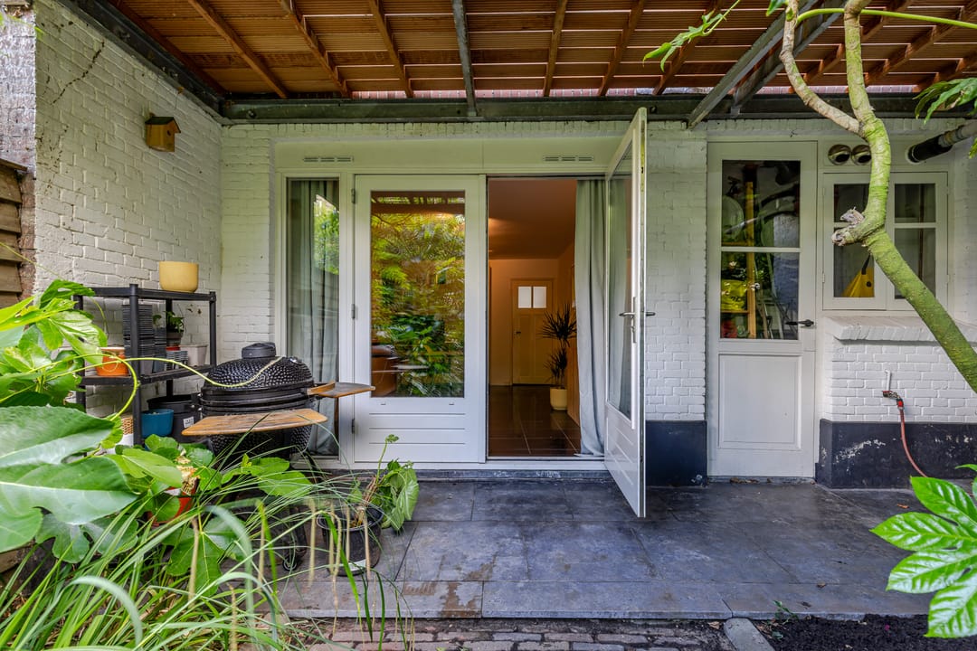 Spacious Ground Floor Apartment with Sunny Southwest Garden in Characteristic Rotterdam Neighborhood — 41