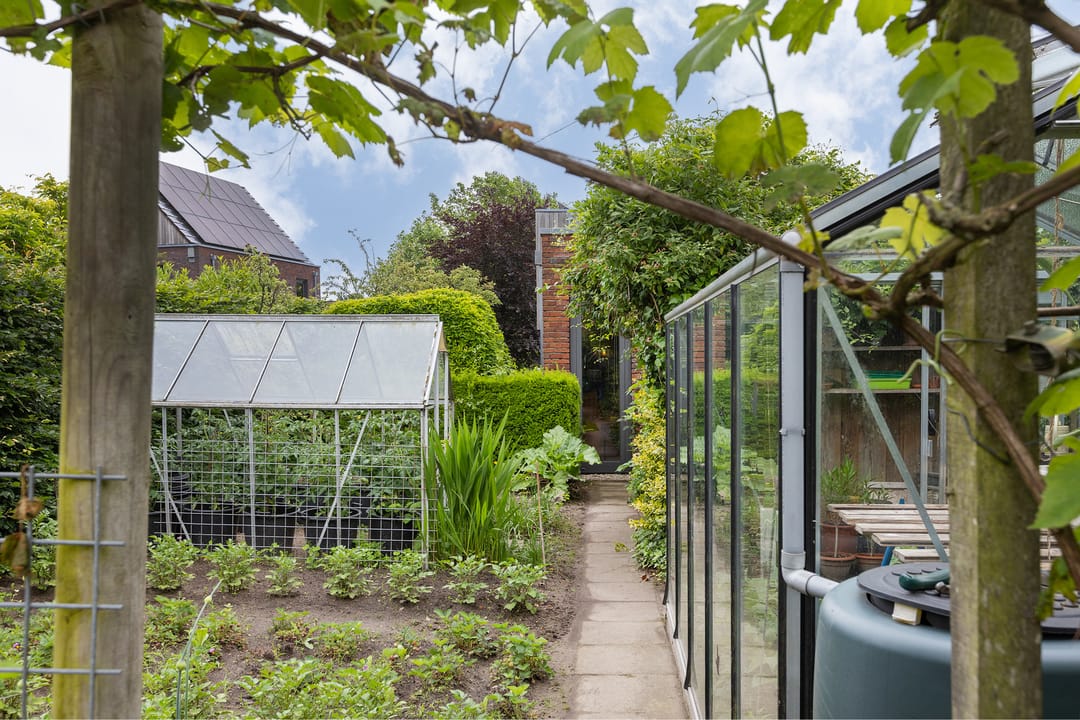 Elegant Architectural Villa Surrounded by Mature Gardens — 13