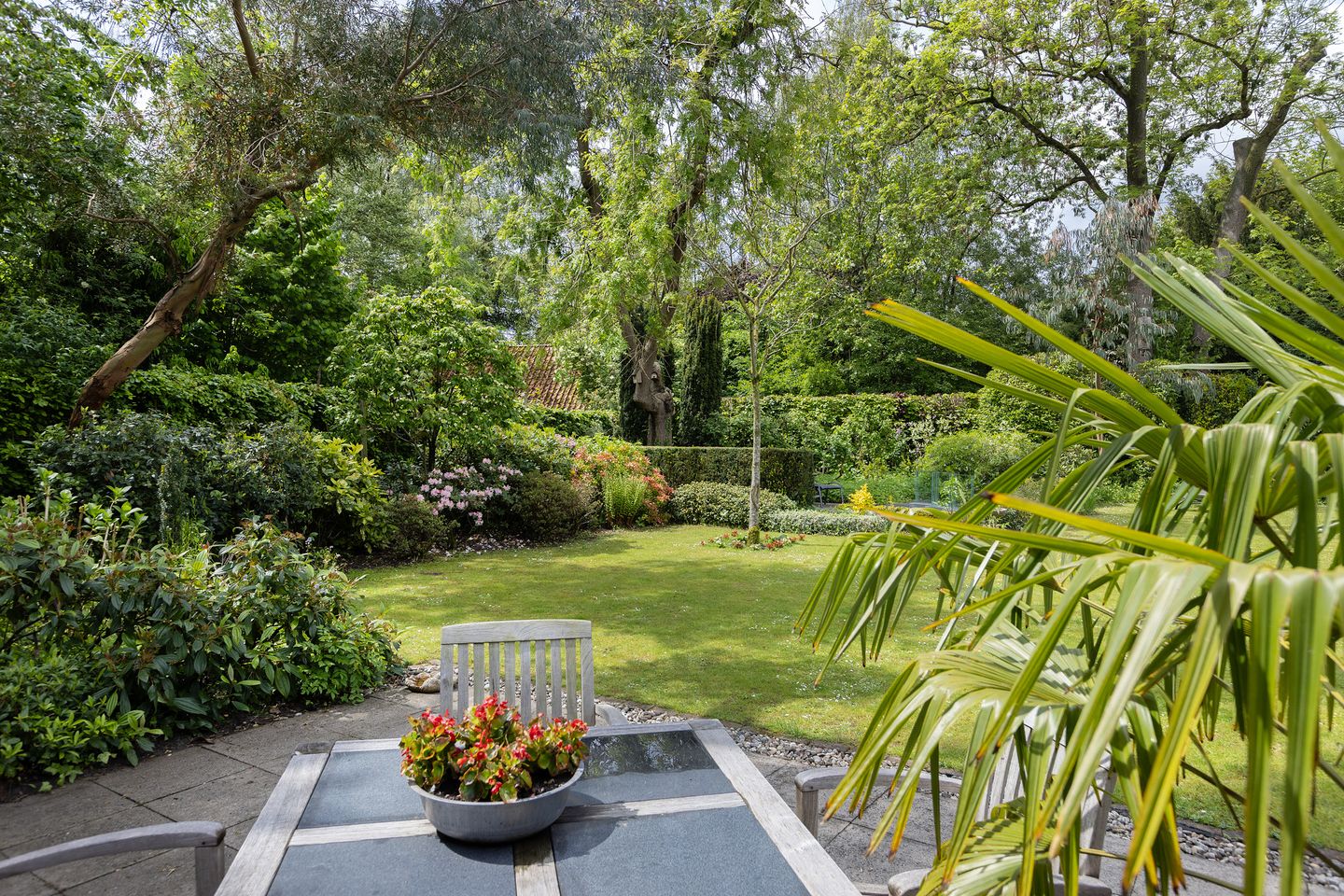 Elegant Architectural Villa Surrounded by Mature Gardens — 10