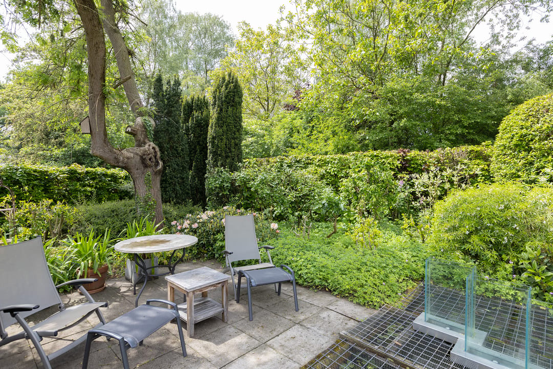 Elegant Architectural Villa Surrounded by Mature Gardens — 11