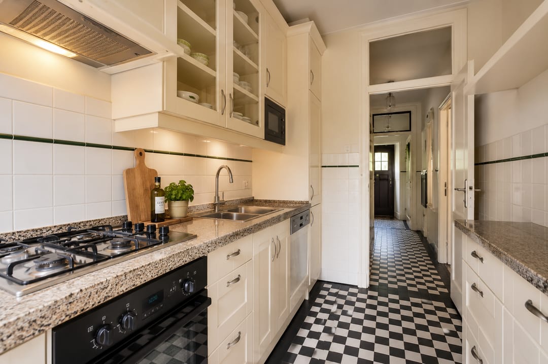 Spacious 1930s Family Home with Five Bedrooms and South-Facing Garden in Overveen — 13